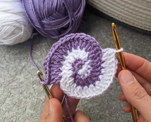 crochet two-color spiral hot pad