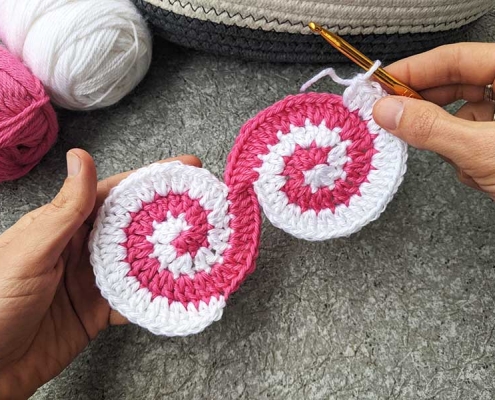 crochet s-shaped ornament - two-colored spiral