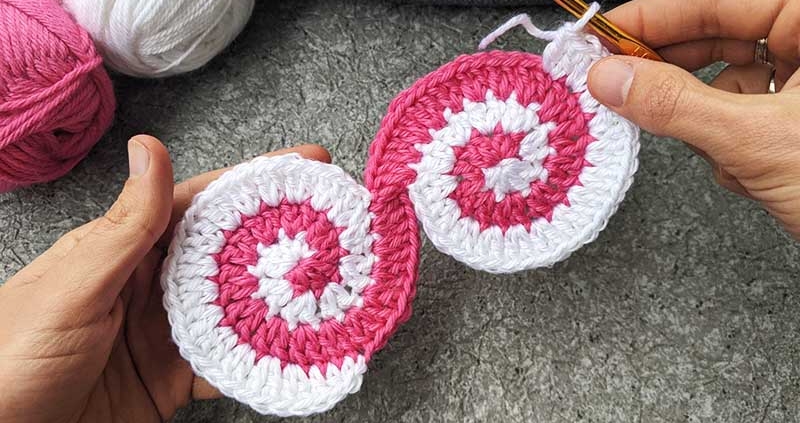 crochet s-shaped ornament - two-colored spiral