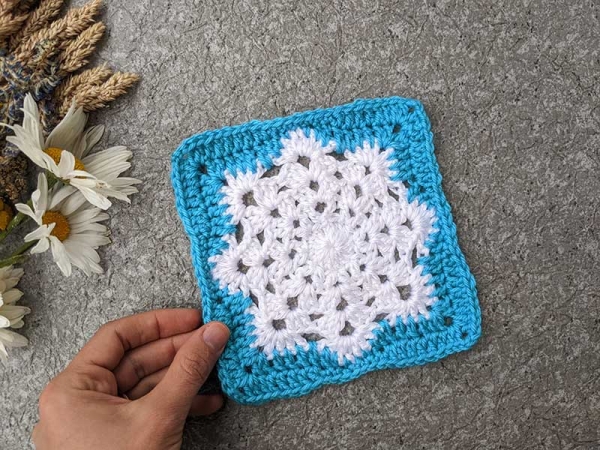 crochet snowflake granny square for a blanket