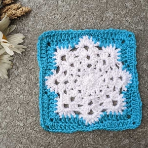 crochet snowflake granny square pattern - white snowflake and blue edges