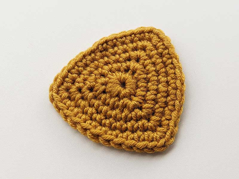 crochet equilateral triangle in the round