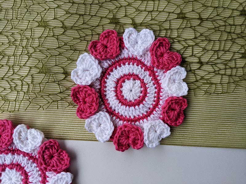 crochet coaster pattern with decor hearts on the edge