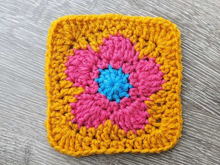 free-crochet-daisy-flower-granny-square-pattern-crochet-bits