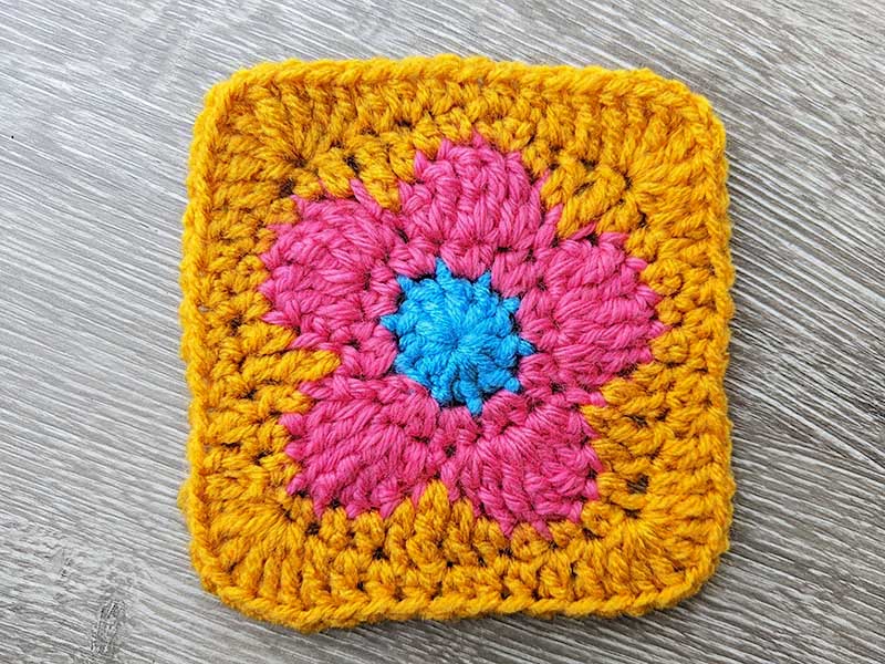 Free Crochet Daisy Flower Granny Square Pattern - Crochet Bits