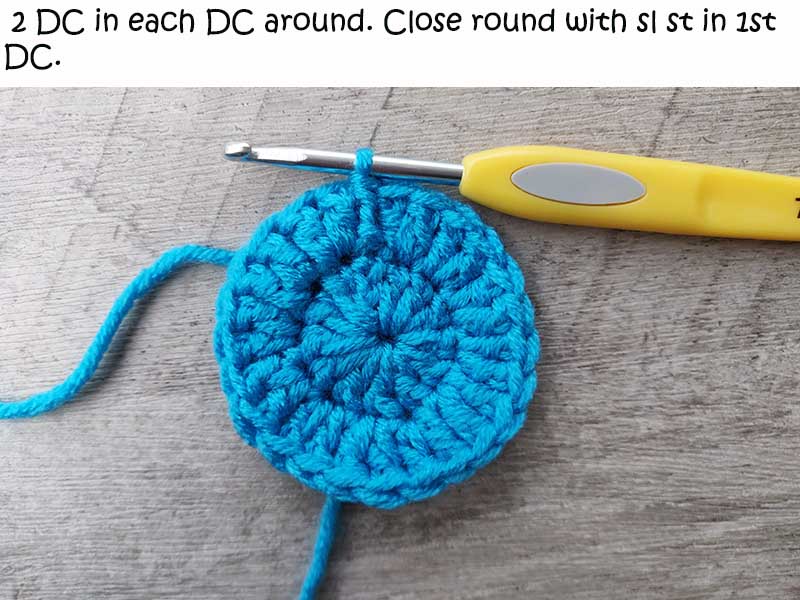 crochet waning or waxing crescent moon - round two, step two