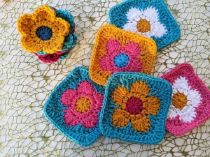 Free Crochet Daisy Flower Granny Square Pattern - Crochet Bits