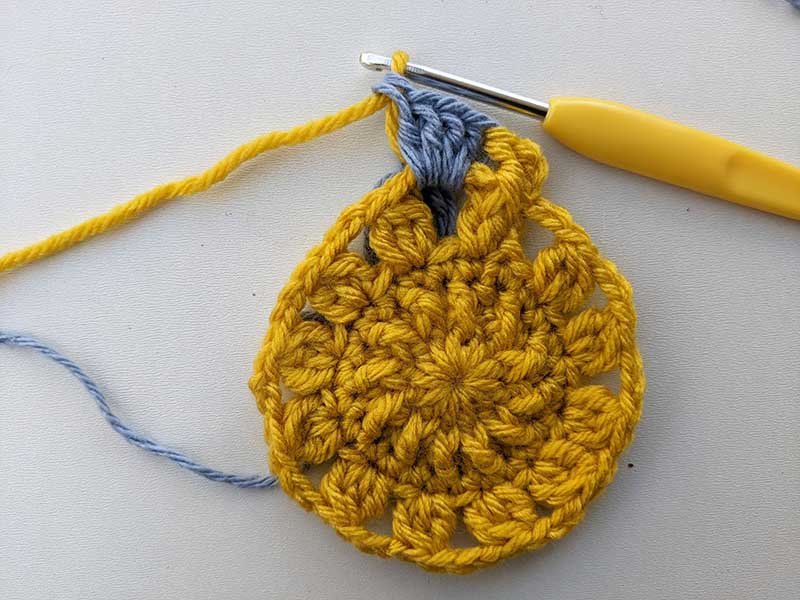 large-sized crochet sun granny square - round four, color change - step two