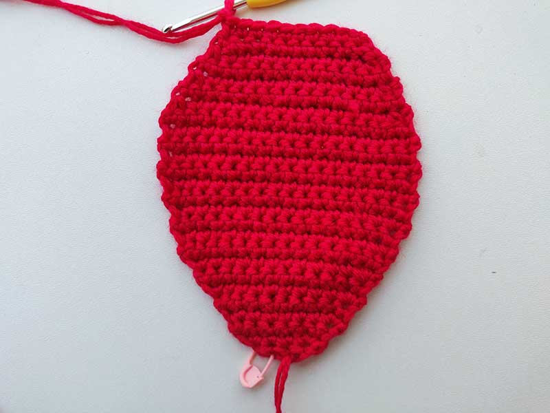 crochet base of the strawberry
