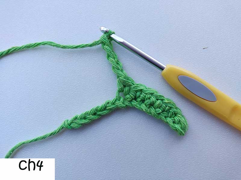 crochet strawberry leaf - step one