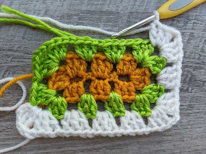 lace crochet granny rectangle - round three