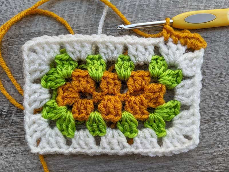 lace crochet granny rectangle - round four, step one