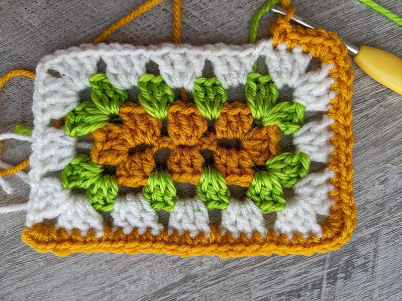 lace crochet granny rectangle - round four, step two