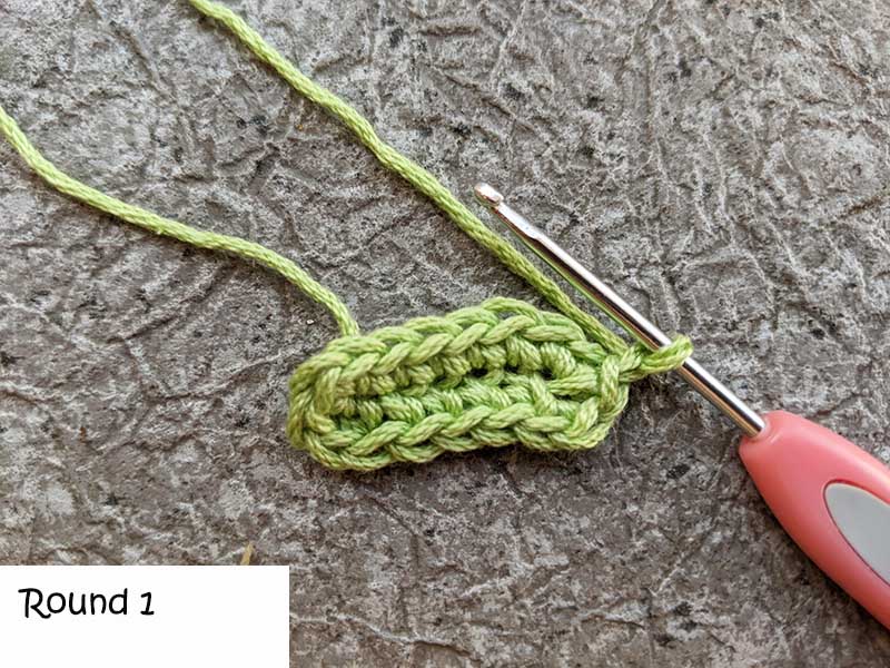 crochet musical note bookmark - round one