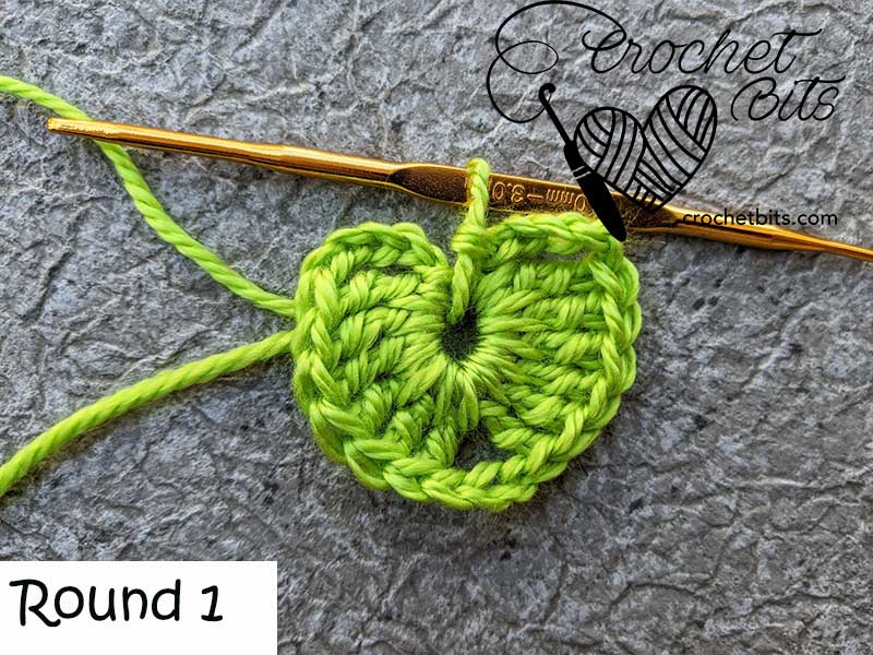 crochet monstera leaf - round one