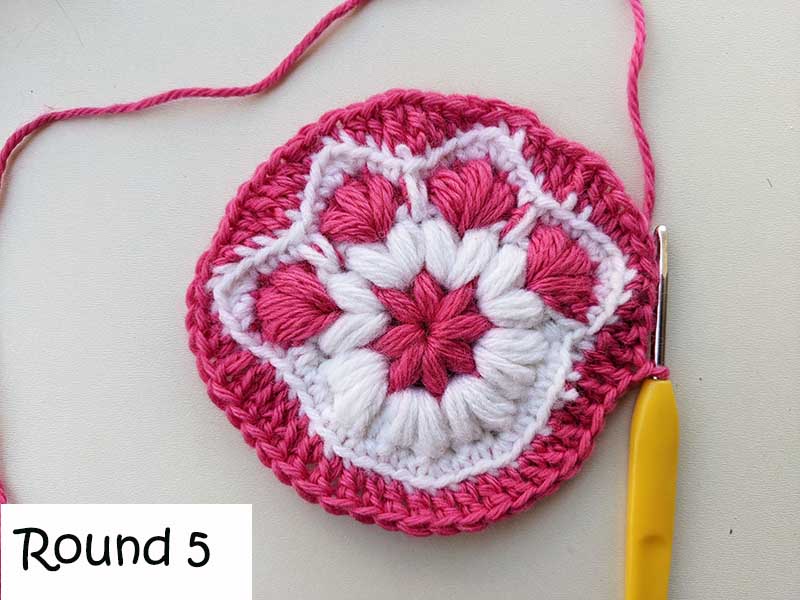 crochet paw print granny square - round five, step three