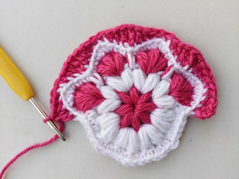 crochet paw print granny square - round five, step two