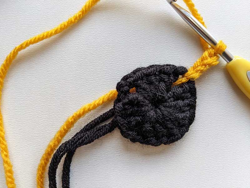crochet Christmas Santa's belt granny square - round two, step one