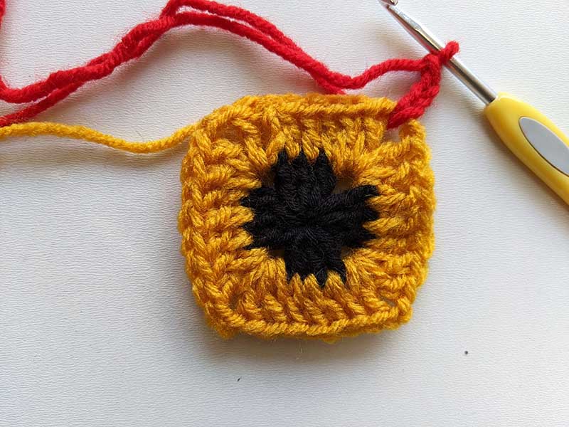 crochet Christmas Santa's belt granny square - round three, step one