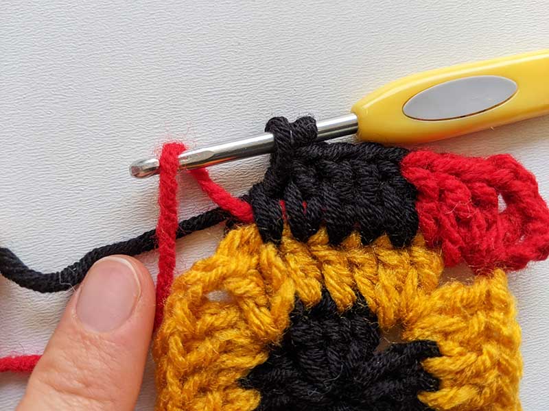 crochet Christmas Santa's belt granny square - round three, step five