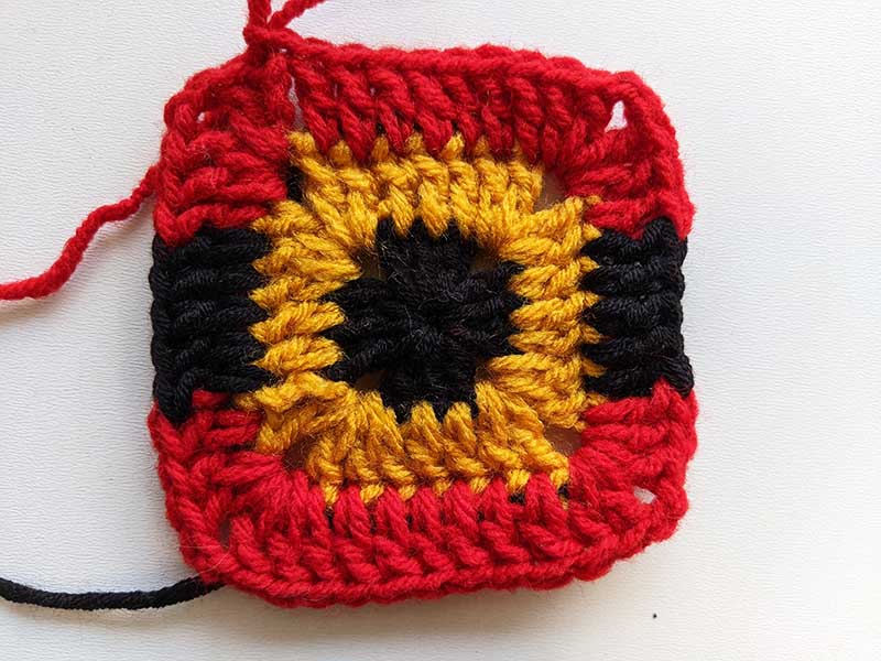 crochet Christmas Santa's belt granny square - round three, step eight