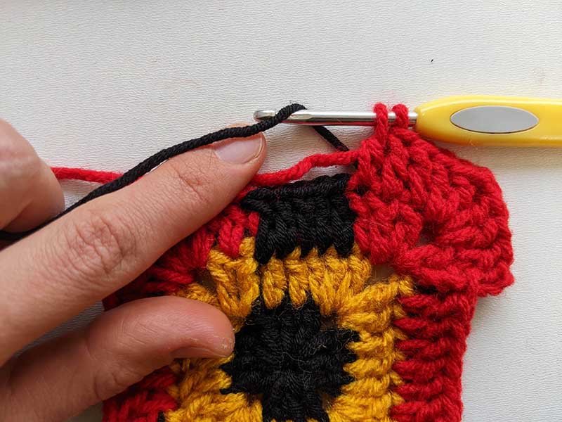 crochet Christmas Santa's belt granny square - round four, step one