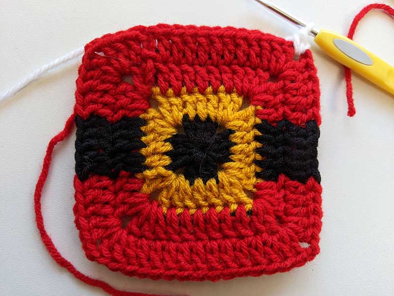 crochet Christmas Santa's belt granny square - round five, step one