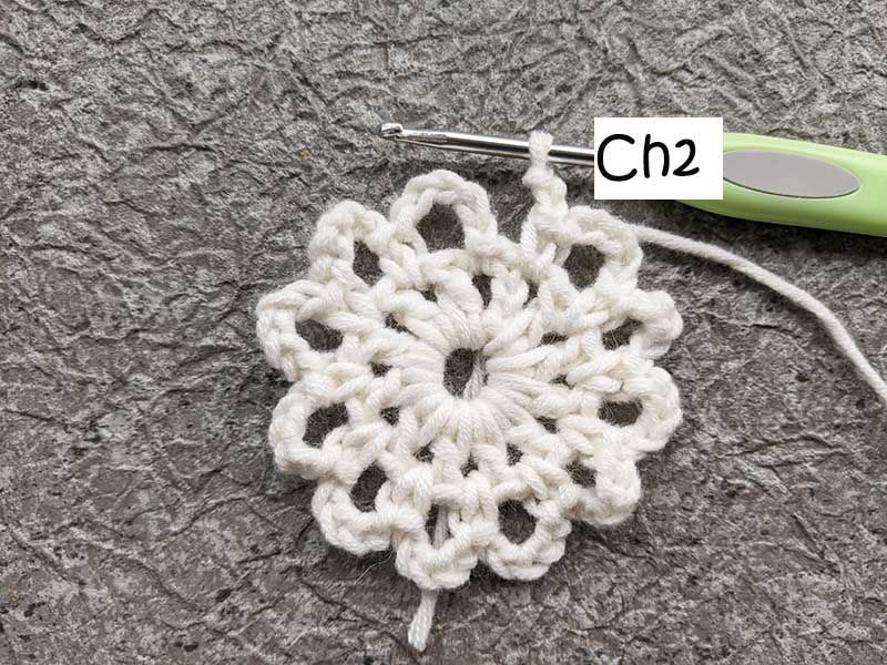 crochet lace snowflake photo tutorial - round two, ch2