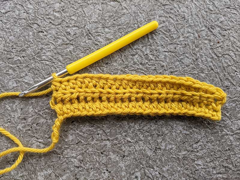 crochet baby bonnet - rows 1-3, key moment 1