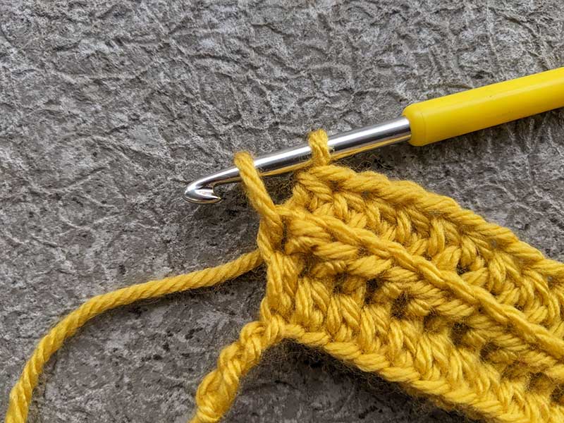 crochet baby bonnet - rows 1-3, key moment 2