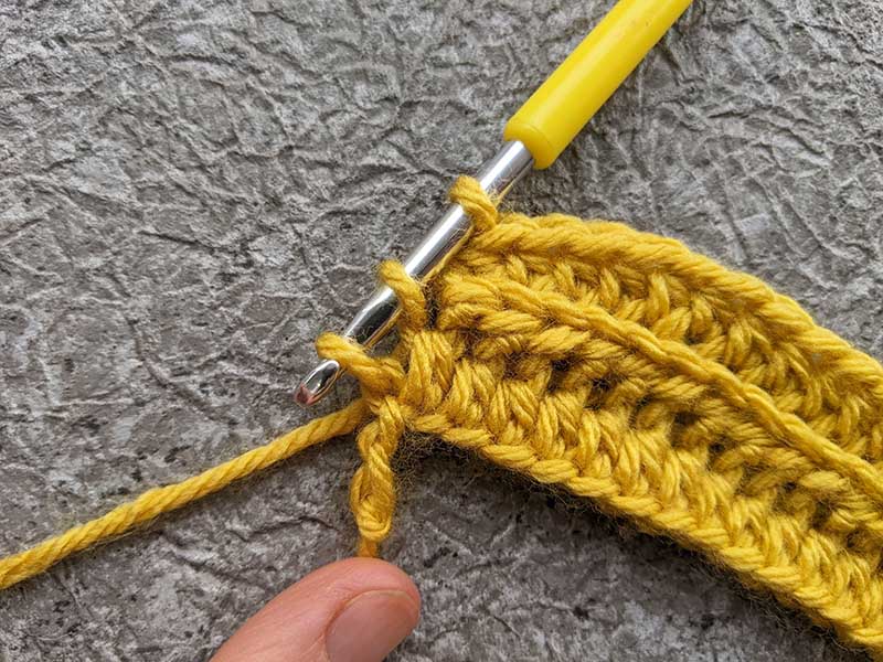 crochet baby bonnet - rows 1-3, key moment 3