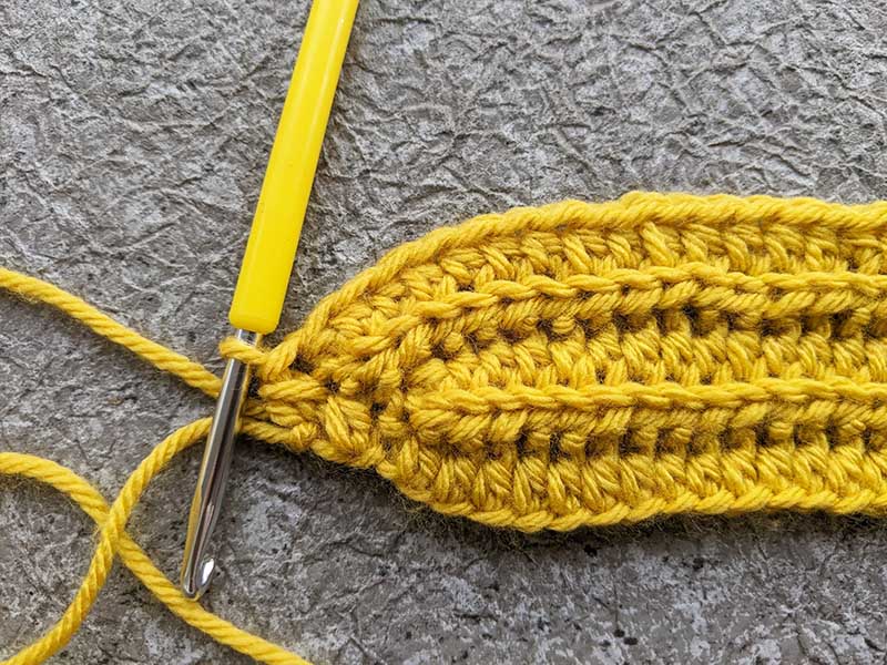 crochet baby bonnet - rows 4-5, key moment 4