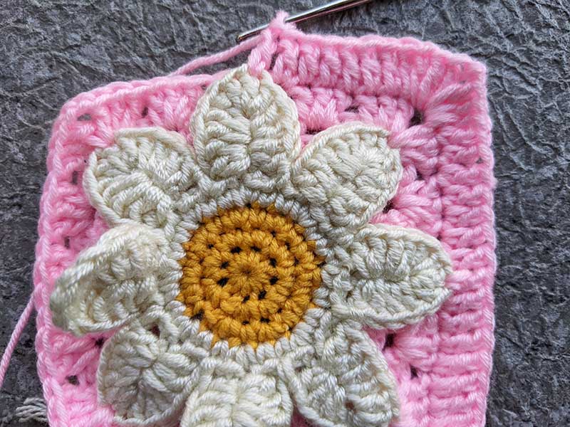 crochet daisy granny square round ten, step one