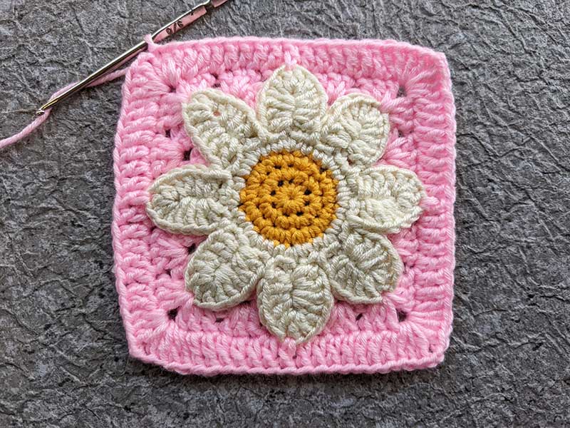 crochet daisy granny square round ten, step two