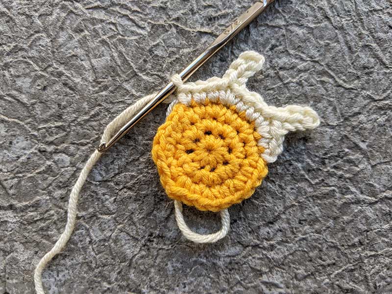 crochet daisy granny square round four, step one