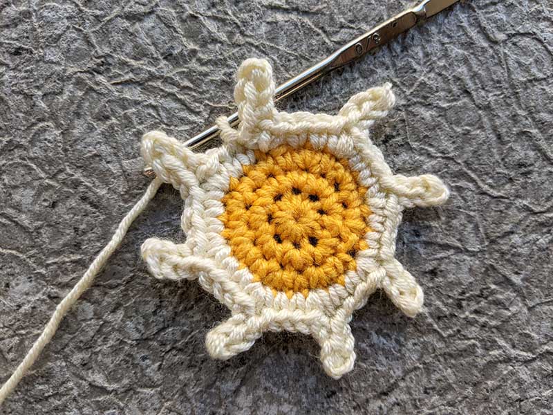 crochet daisy granny square round four, step two