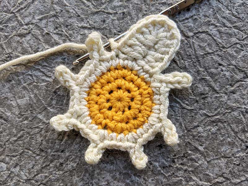crochet daisy granny square round five, step one