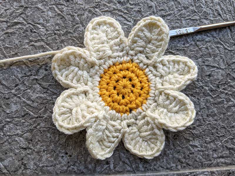 crochet daisy granny square round five, step two
