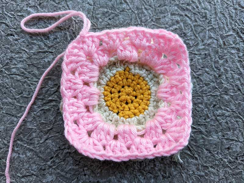 crochet daisy granny square round eight