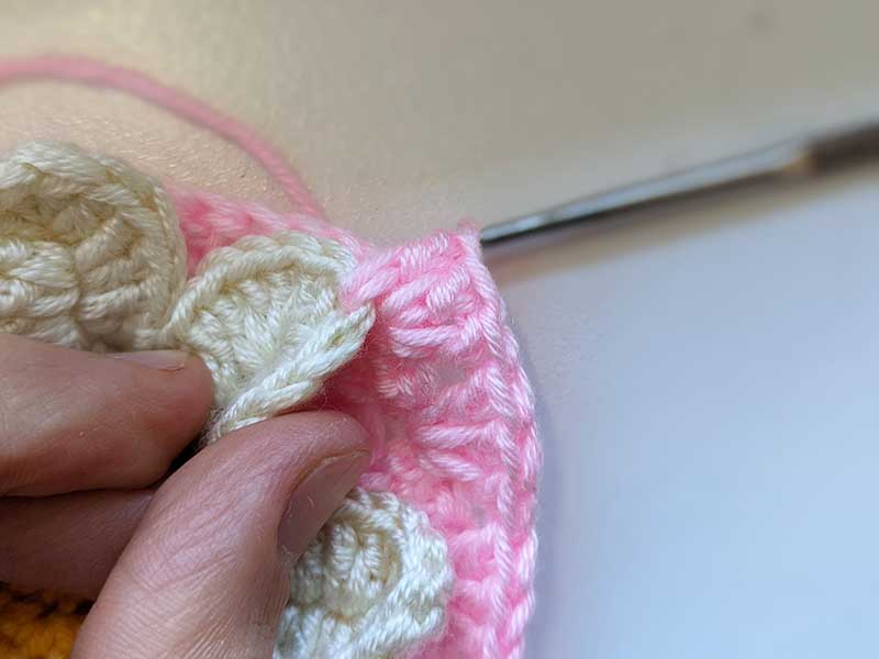 crochet daisy granny square round nine, step one