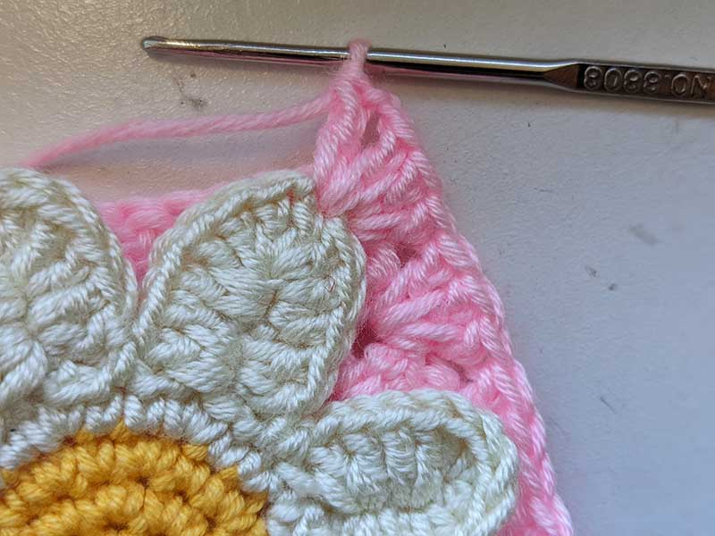 crochet daisy granny square round nine, step two