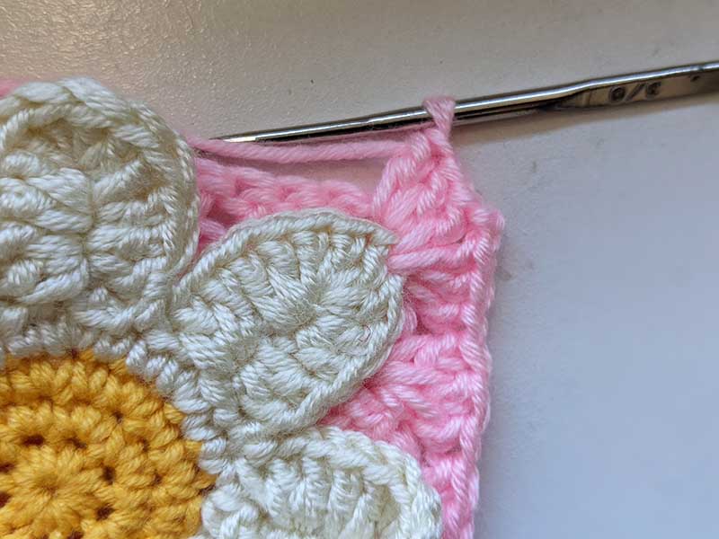 crochet daisy granny square round nine, step three