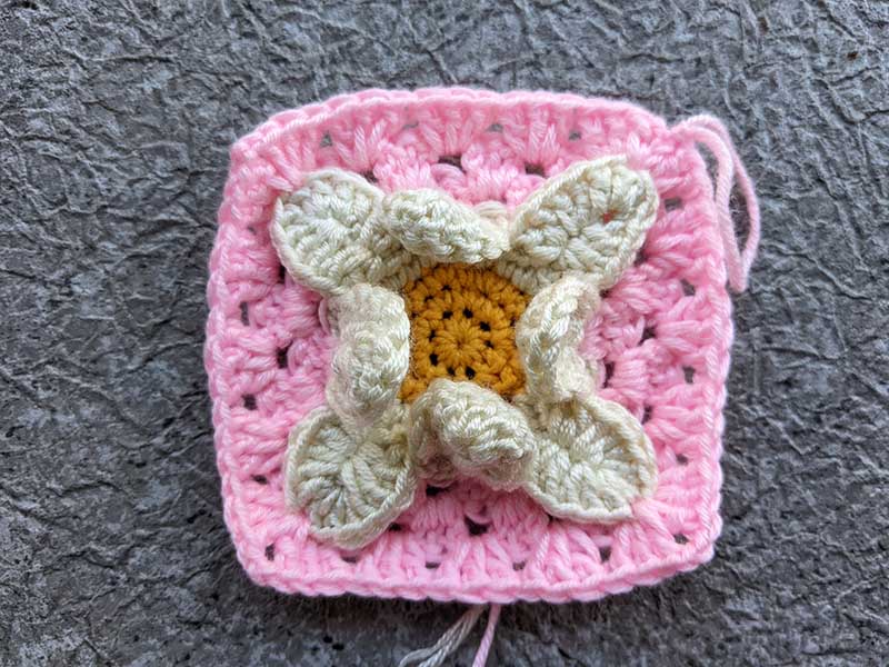 crochet daisy granny square round nine, step four