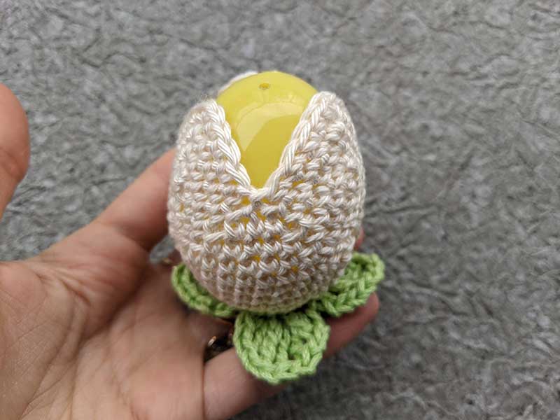 crochet Easter tulip egg holder - round 11