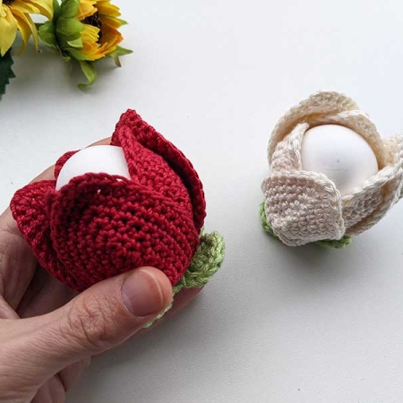 crochet Easter tulip egg holder - side view on a palm
