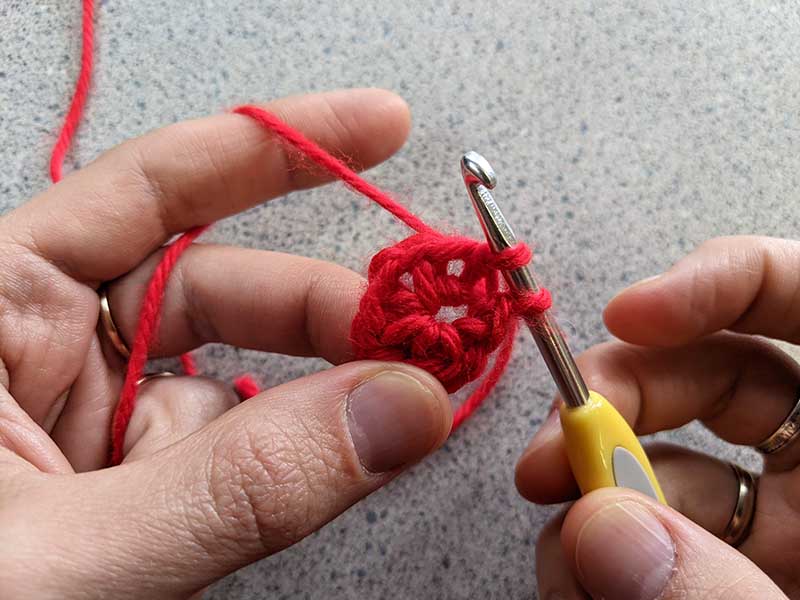 crochet moss stitch granny square - round 1-2