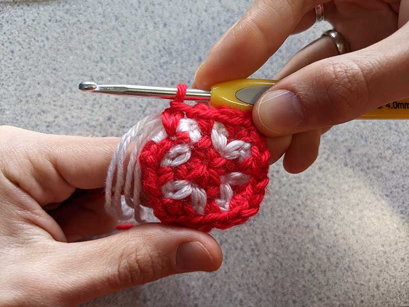 crochet moss stitch granny square - round 3-1