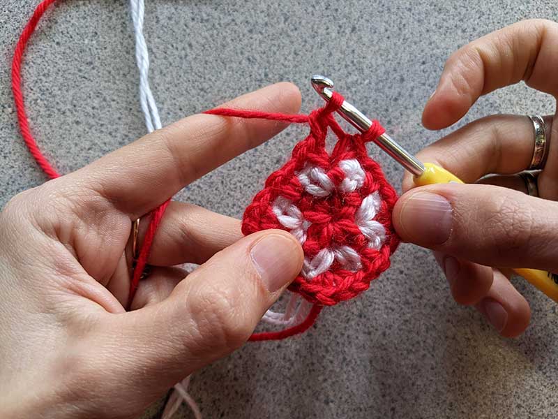 crochet moss stitch granny square - round 3-2