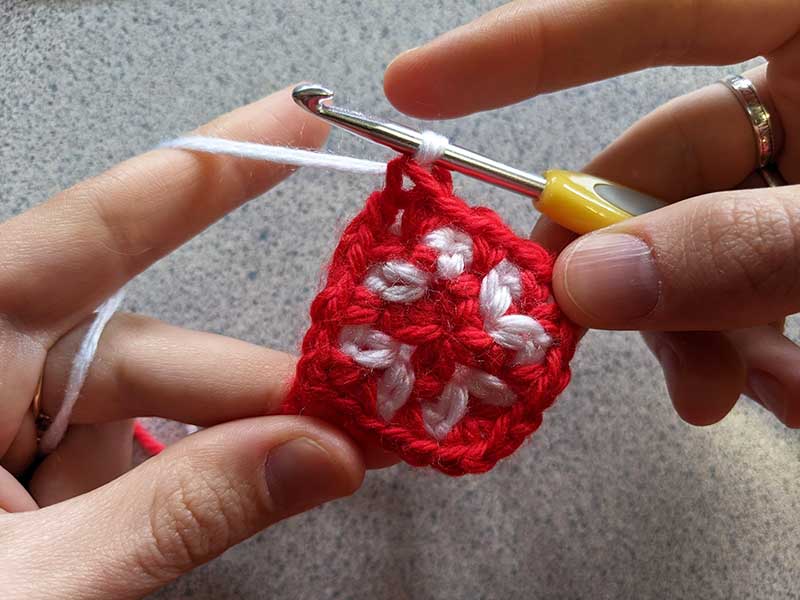 crochet moss stitch granny square - round 3-3