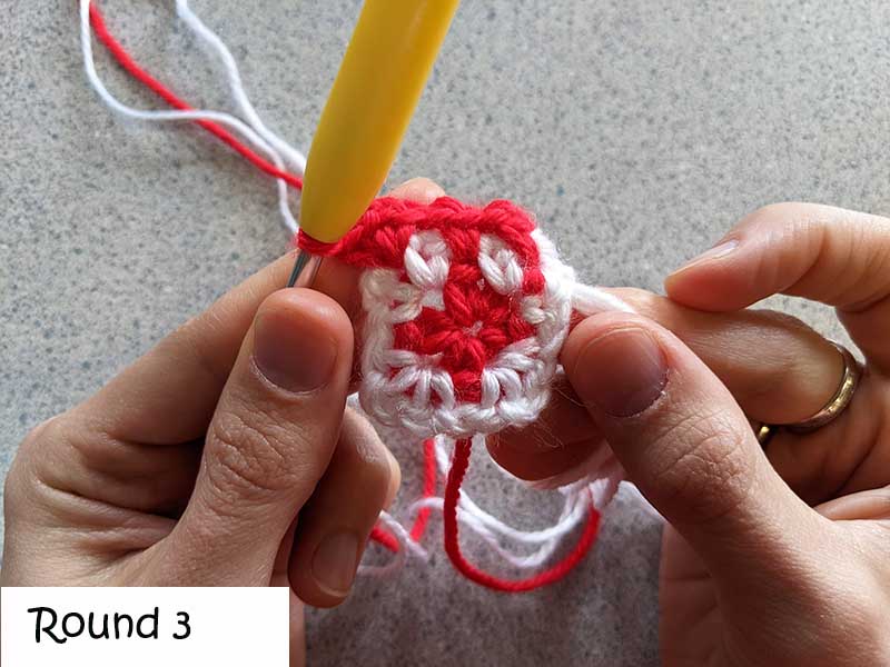 crochet moss stitch granny square - round 3
